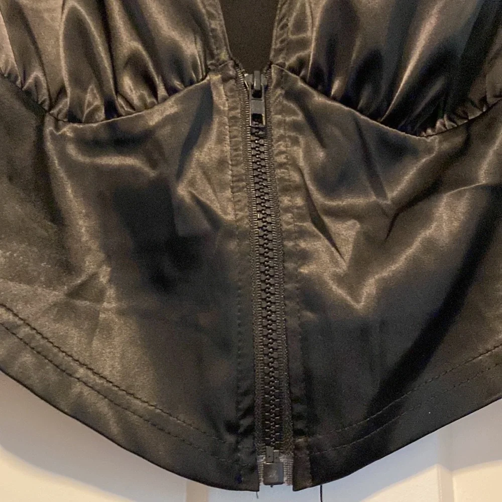 NWT Misguided “Tall” Zip Front Long Pff Sleeve Cropped Blouse | Size 6 - Picture 3 of 9